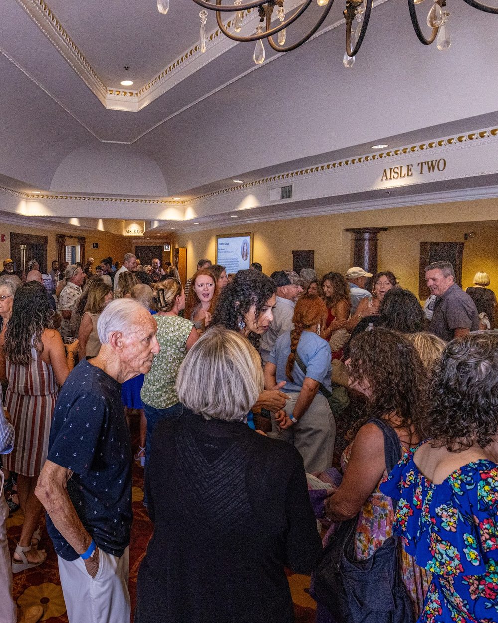 A crowded theatre lobby full of guests arriving for Dancing Stars 2026
